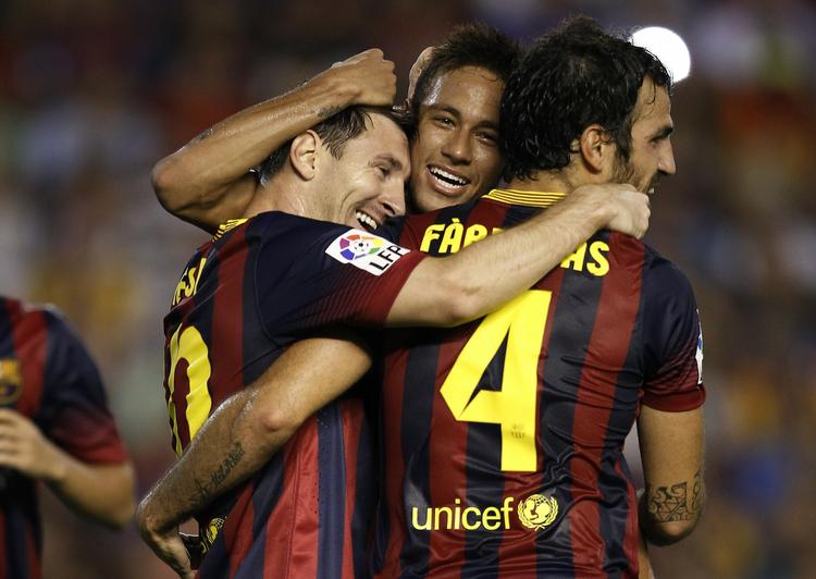 Hattrick. Messi, Fabregas og Neymar krammer løs efter argentinerens tredje scoring. 
