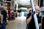 Arbejdsklar. »Jeg vil gerne have noget at stå op til og være ude blandt folk. Det er godt for mig både fysisk og psykisk«, siger 71-årige Niels Isaksson (tv.) om sit job i Silvan. 