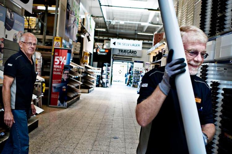 Arbejdsklar. »Jeg vil gerne have noget at stå op til og være ude blandt folk. Det er godt for mig både fysisk og psykisk«, siger 71-årige Niels Isaksson (tv.) om sit job i Silvan. 