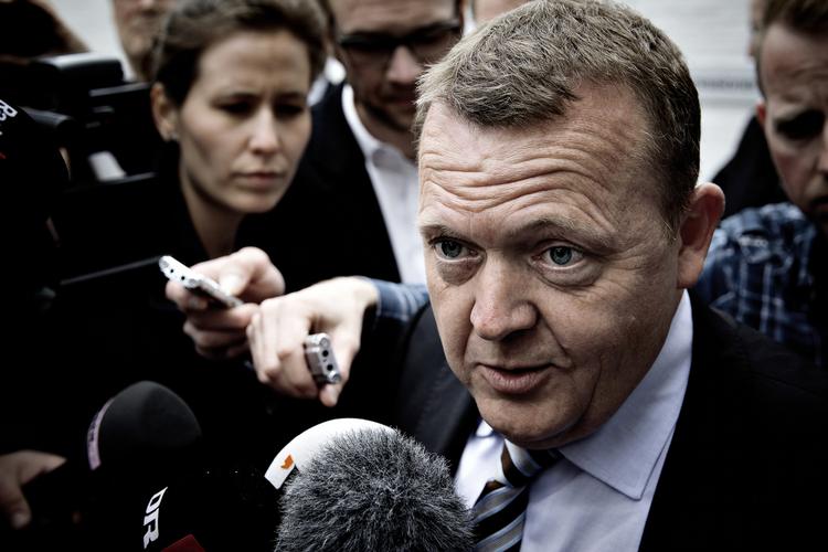 Handling. Lars Løkke Rasmussen (V) foreslår en tredobbelt EU-afstemning, der en gang for alle kan gøre op med de danske rets- og forsvarsforbehold. 