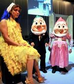 DRØMMEJAGT. Der er monstrøst eventyrlige kroppe på spil, når det gælder den (u)mulige drøm om en bedre verden. Fra venstre Marie Louise Wille som Snehvide og Kristian de Linde og Andreas Nikolai Petersen som et par dværge. 