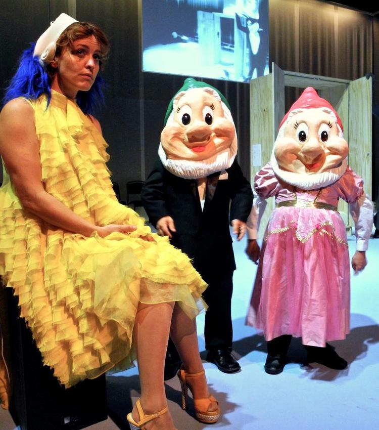 DRØMMEJAGT. Der er monstrøst eventyrlige kroppe på spil, når det gælder den (u)mulige drøm om en bedre verden. Fra venstre Marie Louise Wille som Snehvide og Kristian de Linde og Andreas Nikolai Petersen som et par dværge. 