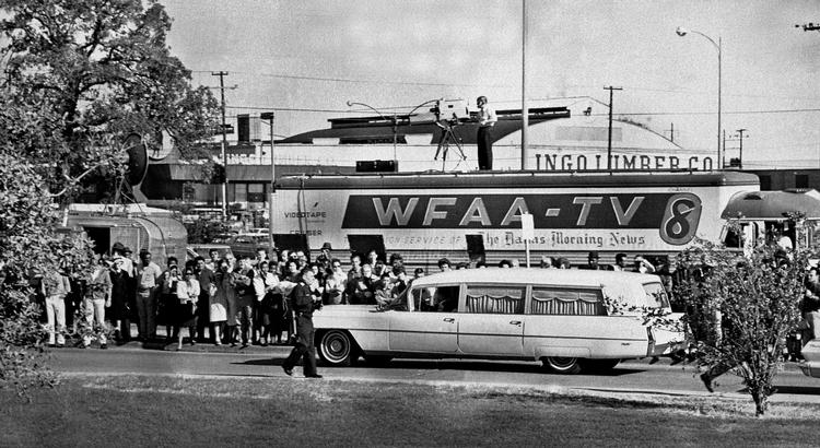 Historisk øjeblik. 22 november 1963. Præsident John F Kennedys lig bliver transporteret fra Parkland hospital til Washington D.C. 