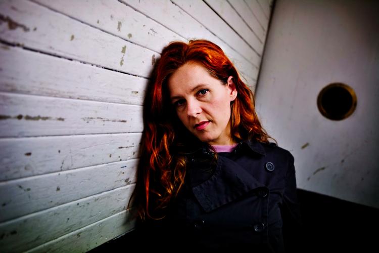 Country. Case sprænger sine faste rammer af alternativ country med powerpop og fræsende rock. 