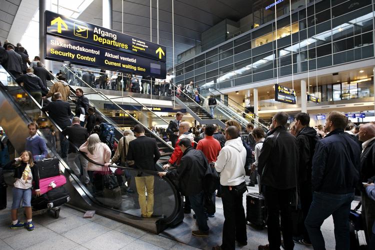 KØ. Ifølge Københavns Lufthavns hjemmeside er der nu kun en halv times ventetid til sikkerhedskontrollen. 