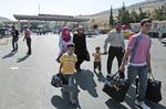 Flugt. Hvis politikerne vælger at gå militært ind i Syrien, vil det øge strømmen af flygtninge, mener nødhjælpsorganisationer. Personerne på billedet flygtede i går fra Syrien ind i Tyrkiet. - Foto: 