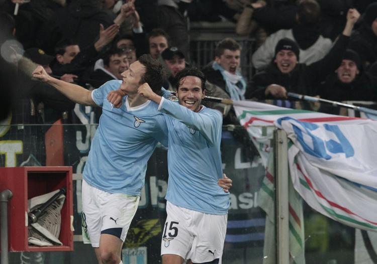 3-2. Med målet til 3-2 har Libor Kozak (tv.) fuldendt Lazios comeback mod Cesena. 