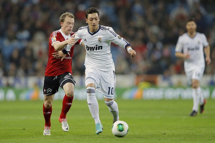 rekordkøb. Arsenal har med klubbens første indkøb i transfervinduet slået klubrekord ved at købe Real Madrid-stjernen Mesut Özil (midt). 