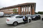 Anholdt. Tre personer fremstilles til formiddag i retten efter knivstikkeriet på to tvillingebrødre i går på gymnasiet CPH-West i Ishøj. Tvillingerne er elever på skolen. 