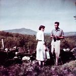 NYE VINKLER. Dette udaterede foto viser J.D. Salinger hjemme i Cornish, sammen med Emily Maxwell, hustru til William Maxwell, en nær ven og Salingers redaktør på The New Yorker. Billedet indgår i Shane Salernos dokumentarfilm 'Salinger'. 