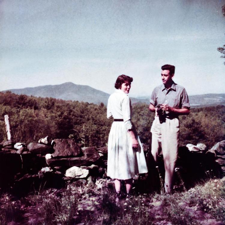NYE VINKLER. Dette udaterede foto viser J.D. Salinger hjemme i Cornish, sammen med Emily Maxwell, hustru til William Maxwell, en nær ven og Salingers redaktør på The New Yorker. Billedet indgår i Shane Salernos dokumentarfilm 'Salinger'. 