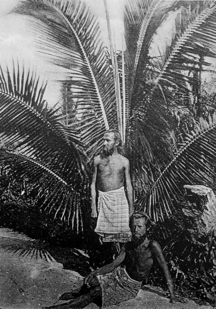 ØKULTUR. August Engelhardt (stående) og musikeren Max Lützow slængende sig foran en palme på øen Kabakon, 1906. 