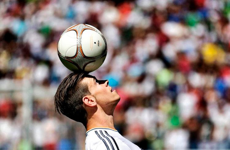 Balance. 25.000 var mødt frem på Bernanbeu i Madrid for at byde Gareth Bale velkommen til kongeklubben. 