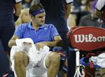 sløjt. Roger Federer overvejer, om han har mod på at bære sin ketsjer-taske efter nederlaget ved US Open. 