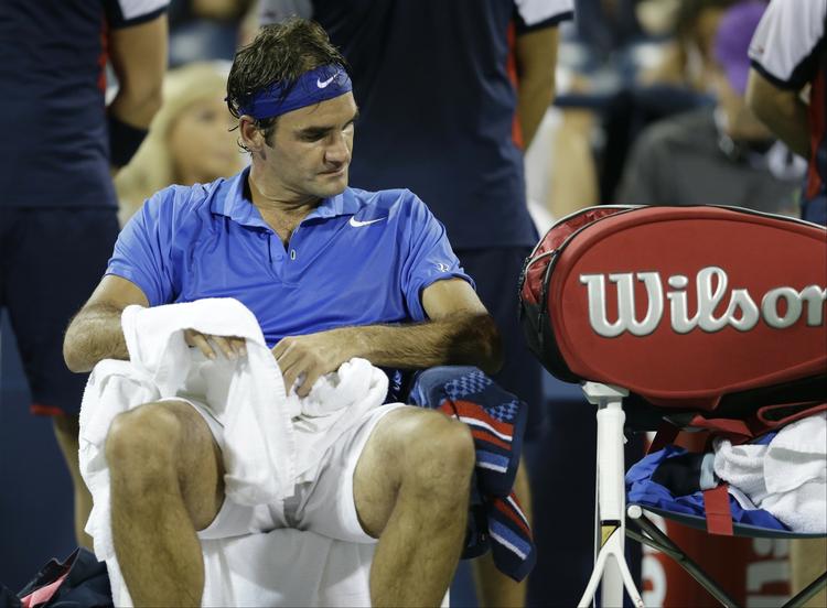 sløjt. Roger Federer overvejer, om han har mod på at bære sin ketsjer-taske efter nederlaget ved US Open. 