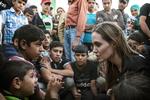 Verden er nødt til at skrue op for hjælpen til Syriens nabolande. Ellers vil de kollapse, advare særlig udsending for FN's Flygtningekommissariat, Angelina Jolie. I juni besøgte hun syriske flygtninge i Jordan. (arkivfoto) 