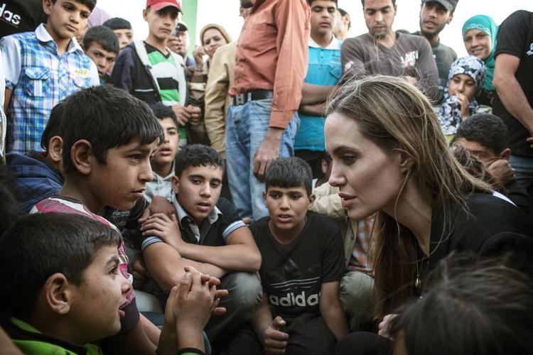 Verden er nødt til at skrue op for hjælpen til Syriens nabolande. Ellers vil de kollapse, advare særlig udsending for FN's Flygtningekommissariat, Angelina Jolie. I juni besøgte hun syriske flygtninge i Jordan. (arkivfoto) 