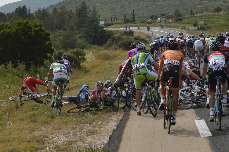 undersøgelse. Der er risiko for voldsomme styrt, og det ser ekstremt hårdt ud. Men faktisk lever deltagerne i Tour de France længere end resten af befolkningen. 
