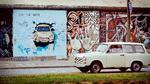 Det længste tilbageværende stykke af Berlinmuren står langs floden Spree. Det blev i 1990, året efter murens fald, udsmykket af forskellige kunstnere, og kaldes East Side Gallery. Det er den del af muren, der nu skal beskyttes fra turister med et hegn.  