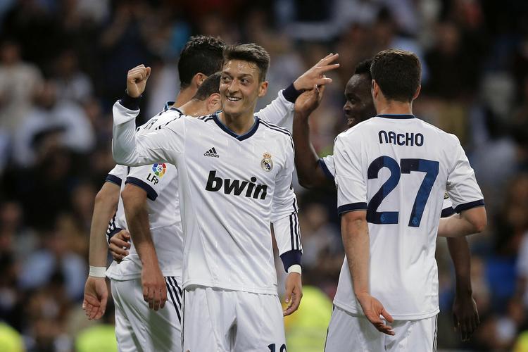 skubbet. Mesut Özil havde det godt i Real Madrid til den nye træner, Carlo Ancelotti, overtog ledelsen tidligere på sommeren. Tyskeren har rekord i oplæg til scoringer i ligaen, men følte sig tvunget til et skifte. 
