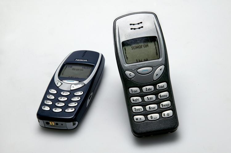 STORHEDSTIDEN. Husker du? - disse modeller var nogle af Nokias mest solgte i begyndelsen af årtusindet, da Nokia var ubestridt leder af mobilmarkedet. Det er 3310 til venste og 3210 til højre. 