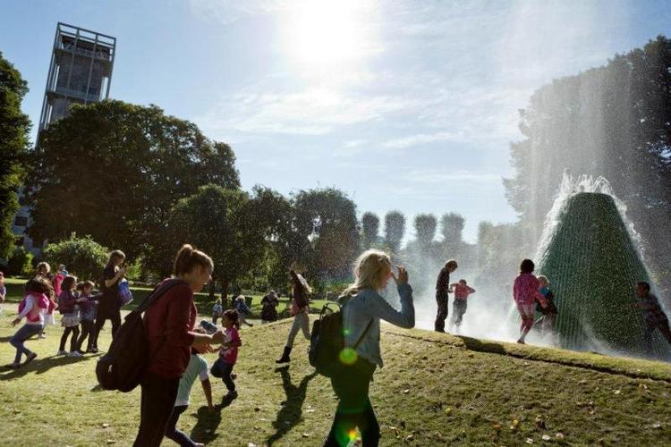Bypark. Normalt er Frederiks Allé en af Aarhus' mest trafikerede gader. Men under festugen er den dækket af græs og forvandlet til en hyggelig park. Spørgsmålet er nu, om den løsning skal være permanent? 