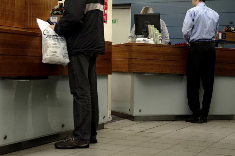 KASSEBETJENING. Bankerne lukker flere og flere steder for den personlige kassebetjening. 