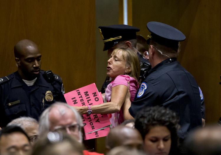 HØRING. Mødet i Senatets udenrigsudvalg blev forsøgt afbrudt af krigsmodstandere, der blev fjernet fra salen af vagterne. 