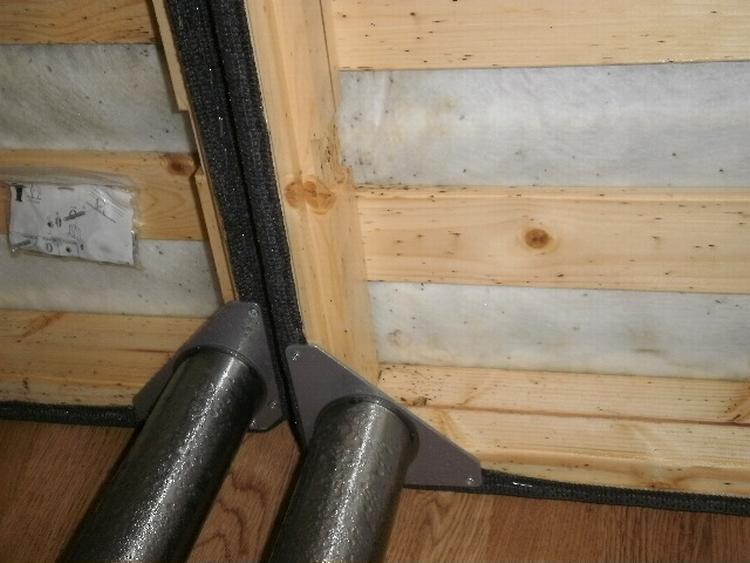 Blodsugere. Sorte pletter under sengen er tegn på, at sengen er inficeret med væggelus. Foto: Line Kjærgaard Larsen 