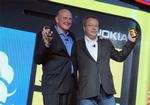 KONSPIRATION. Efter salget af Nokia til Microsoft er mistankerne igen blusset op om at Nokias direktør, Stephen Elop (th.) blev plantet i Nokia af Steve Ballmer (tv.) for at foreberede et Microsoft-køb. (Foto: Diane Bondareff/AP Photo) 