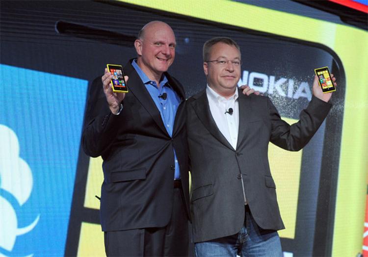 KONSPIRATION. Efter salget af Nokia til Microsoft er mistankerne igen blusset op om at Nokias direktør, Stephen Elop (th.) blev plantet i Nokia af Steve Ballmer (tv.) for at foreberede et Microsoft-køb. (Foto: Diane Bondareff/AP Photo) 