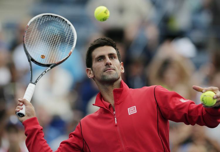 forsvar. Verdens nummer et, Novak Djokovic, forstår ikke, at tennis-ikonet Roger Federer pludselig udsættes for hård kritik, fordi veteranen ikke længere kan spille med om alle titler. 