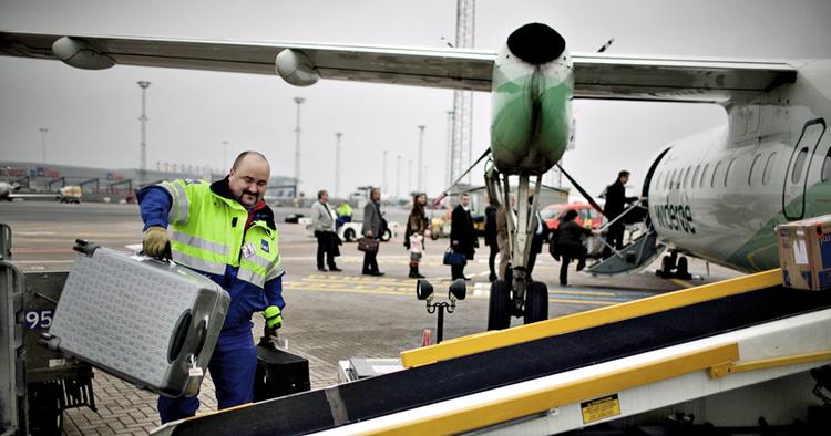 Pålæsning. Bagagen behøver ikke nødvendigvis at pålæsses på flyveren. Den kan fragtes af kurer. 