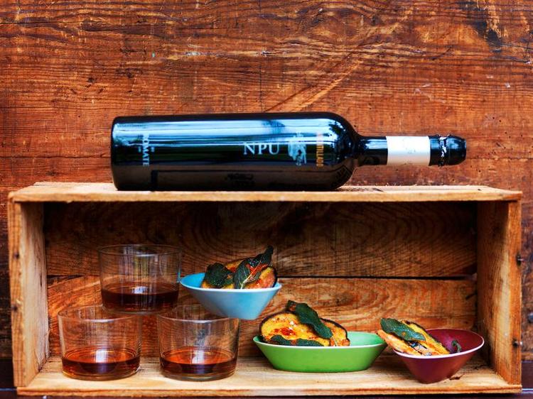 Sherrymad. Det skønne ved tapas er, at den kan nydes uformelt og som en snack, men også kan udvides til et helt måltid, hvis der er mange nok. Sherry er perfekt som ledsager, men ogå at bruge i selve tilberedningen. 
