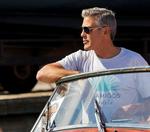 Stjerne. Turister og horder af fotografer har stået længe i solen og ventet på George Clooney, der ganske afslappet nærmer sig Lidoen. 