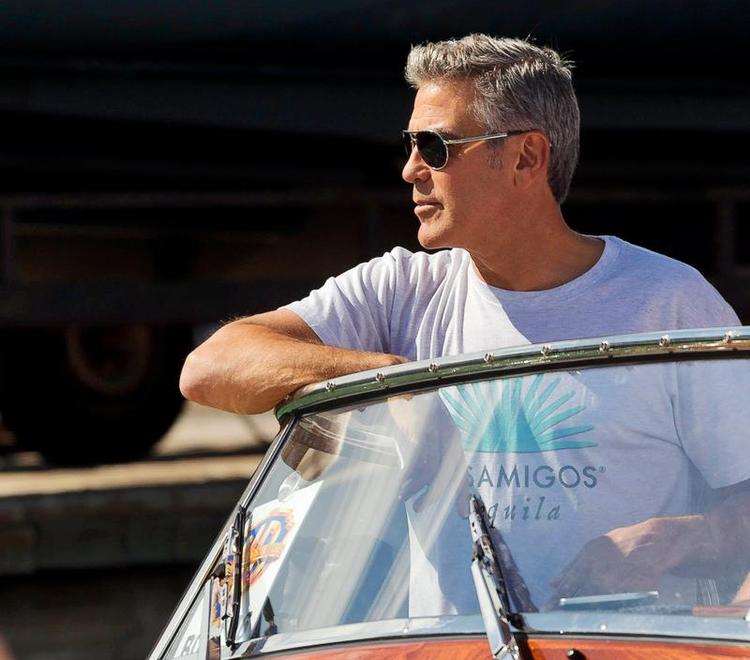 Stjerne. Turister og horder af fotografer har stået længe i solen og ventet på George Clooney, der ganske afslappet nærmer sig Lidoen. 