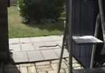 Fanget. Snogen skabte lidt panik hos læseren, men ikke mere end den blev fanget, på vej forbi havedøren. Privatfoto 