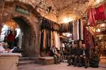 Fortid. Den berømte souk i Syriens største by, Aleppo. Den var Mellemøstens længste overdækkede historiske marked, men i forbindelse med kampene mellem regeringskilder og oprørere menes mindst 500 boder at være brændt. 