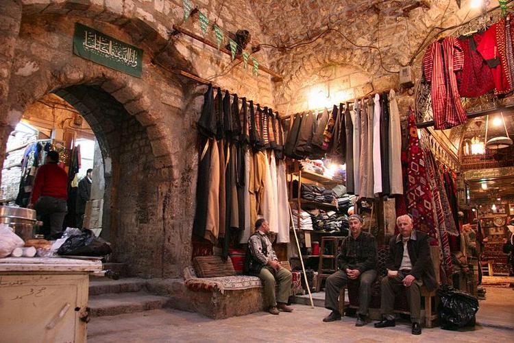 Fortid. Den berømte souk i Syriens største by, Aleppo. Den var Mellemøstens længste overdækkede historiske marked, men i forbindelse med kampene mellem regeringskilder og oprørere menes mindst 500 boder at være brændt. 