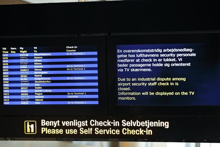 Ventetid. tomme eller halvtomme fly måtte lette fra Kastrup Lufthavn i morges. Sikkerhedspersonalet strejkede, og flypassagerne sad fast i afgangshallen. 