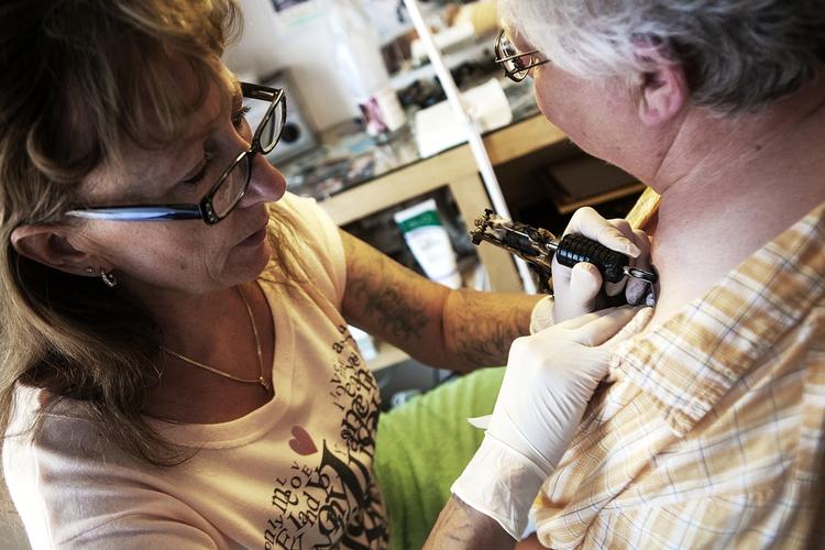 Feminint. Flere vkinder end mænd bliver i dag tatoveret. (arkivfoto) 