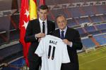11. Gareth Bale (tv) sammen med Real Madrid-præsident Florentino Perez ved præsentationen af waliseren. 