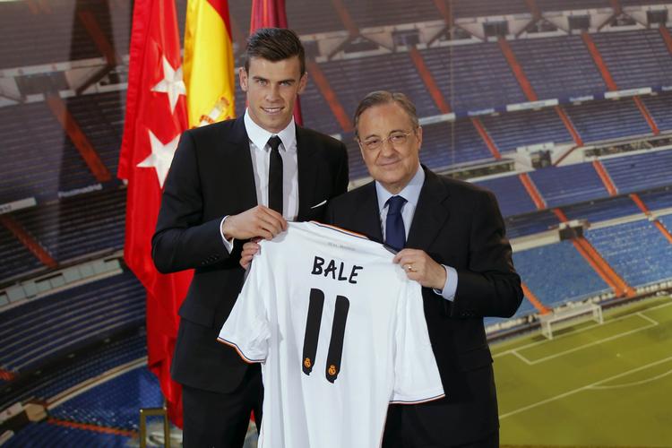 11. Gareth Bale (tv) sammen med Real Madrid-præsident Florentino Perez ved præsentationen af waliseren. 