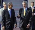 Den svenske udenrigsminister, Carl Bildt, følger Obama fra sit fly til sin bil, 'The Beast'. 