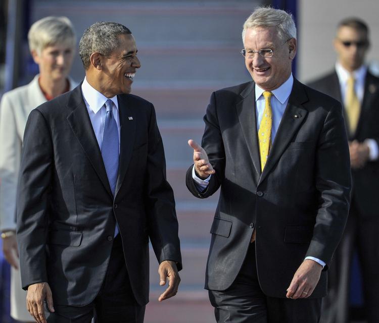 Den svenske udenrigsminister, Carl Bildt, følger Obama fra sit fly til sin bil, 'The Beast'. 