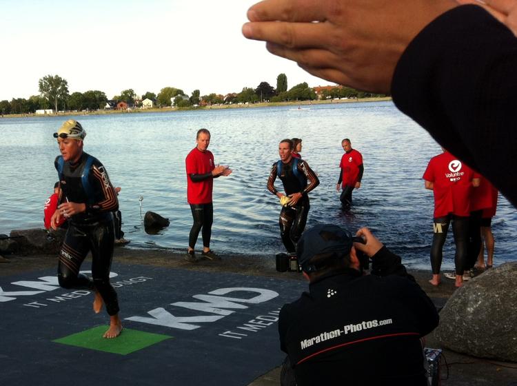 cykelstyrt. Camilla Pedersen kommer op af vandet ved ironman-konkurrencen Challenge Copenhagen sidste år. 