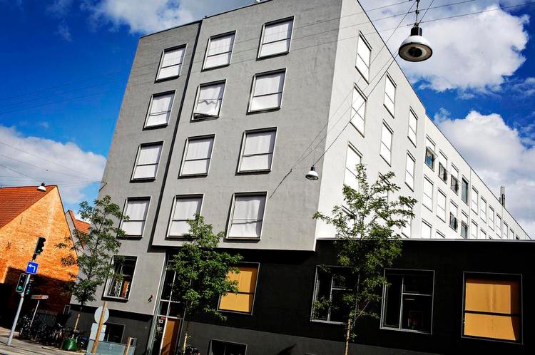 Felter. Facaden har mistet sin tunge symmetri og er blevet opdelt i varierende tykkelser og farvet i forskellige gråtoner for at øge dynamikken. 