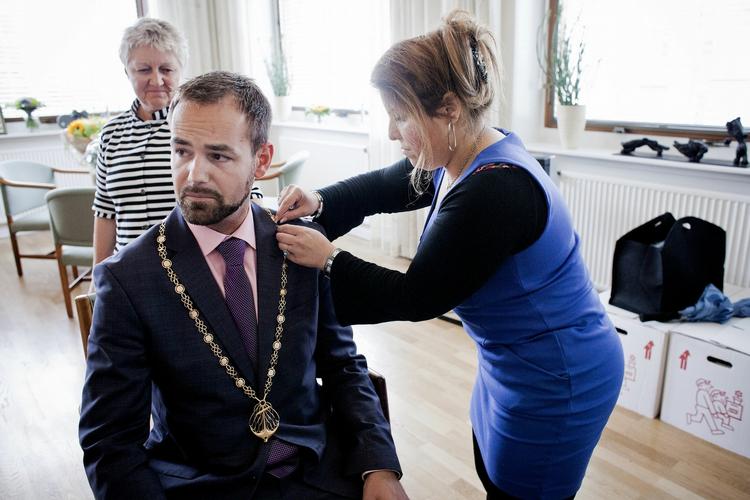 Spil. Det er borgmesterkæden som den, der her placeres om Aarhus borgmester Jacob Bundsgaards skuldre, der skal kæmpes om til november. 