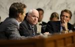 Flertal. De blev ikke helt enige, men et flertal i Senatets udenrigskomité har vedtaget en resolution om USA's militære aktion i Syrien. 