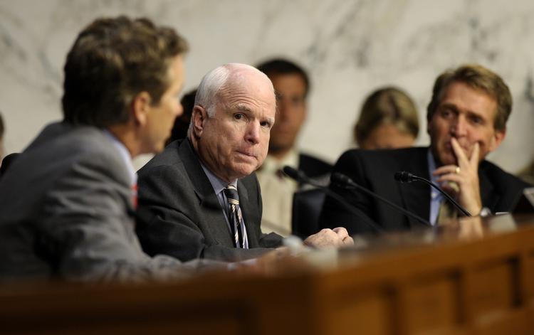 Flertal. De blev ikke helt enige, men et flertal i Senatets udenrigskomité har vedtaget en resolution om USA's militære aktion i Syrien. 